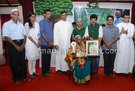 Saalumarada Thimmakka releases ‘Hasiru Thorana’ in Mangaluru 3